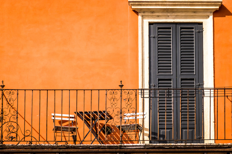 Terrazza Ventosa? Un Pannello Frangivento Può Fare la Differenza